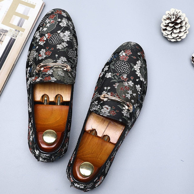 Men's Casual Chinese Embroidery Pointed Toe Loafers with Free Shipping